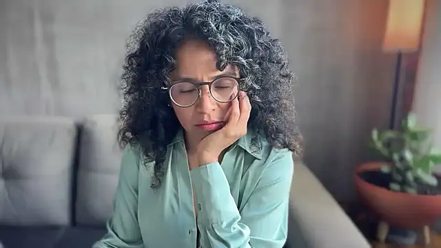 Snapshot of illaroom chatting on 10.06.25 illaroom online show from 10.06.25