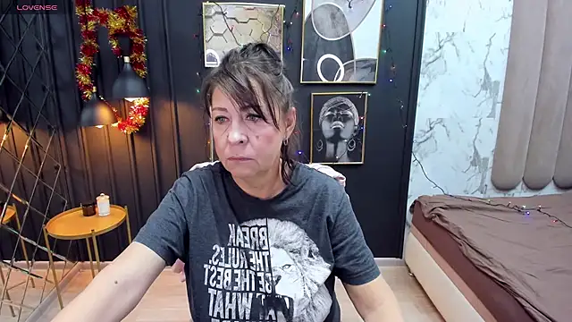 Snapshot of LindaPassionate chatting on 01.10.25 LindaPassionate online show from 01.10.25