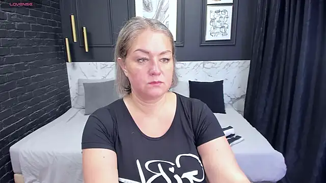 Snapshot of JenniferLight chatting on 12.14.24 JenniferLight online show from 12.14.24