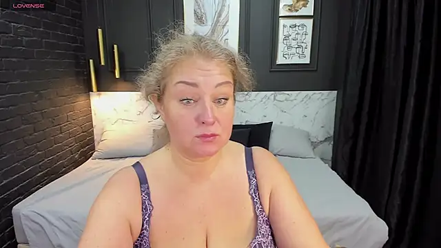 Snapshot of JenniferLight chatting on 12.22.24 JenniferLight online show from 12.22.24