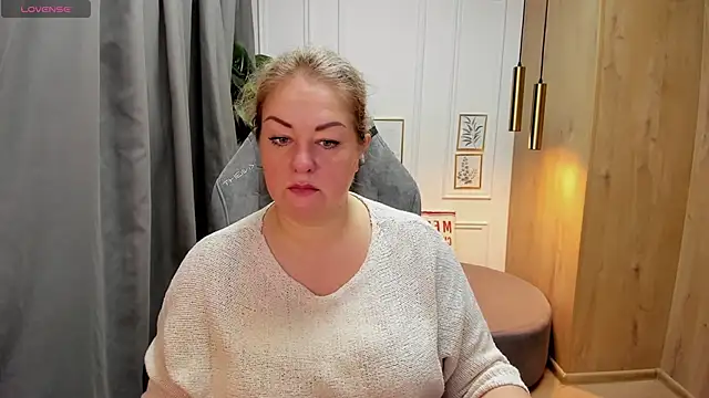 Snapshot of JenniferLight chatting on 01.20.25 JenniferLight online show from 01.20.25