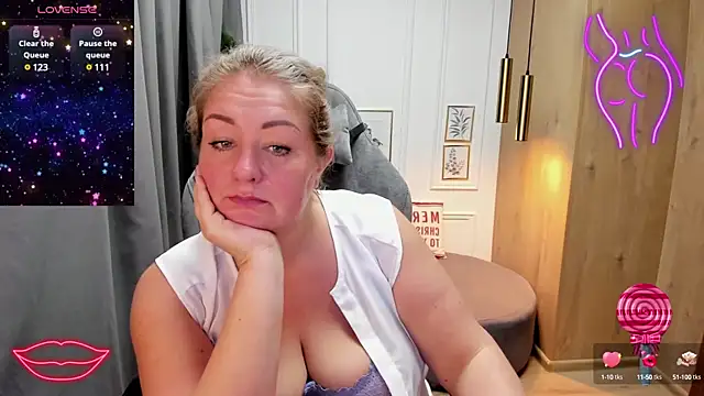 Snapshot of JenniferLight chatting on 01.21.25 JenniferLight online show from 01.21.25