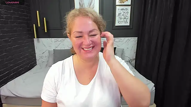 Snapshot of JenniferLight chatting on 01.29.25 JenniferLight online show from 01.29.25