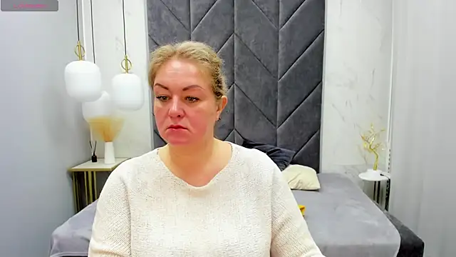 Snapshot of JenniferLight chatting on 02.04.25 JenniferLight online show from 02.04.25