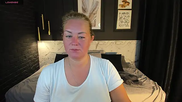 Snapshot of JenniferLight chatting on 09.10.25 JenniferLight online show from 09.10.25
