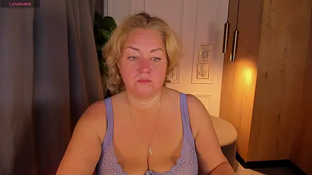 Snapshot of JenniferLight chatting on 09.28.25 JenniferLight online show from 09.28.25