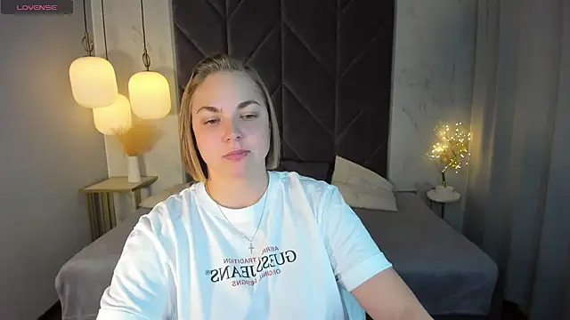 Snapshot of TataArdent chatting on 12.19.24 TataArdent online show from 12.19.24