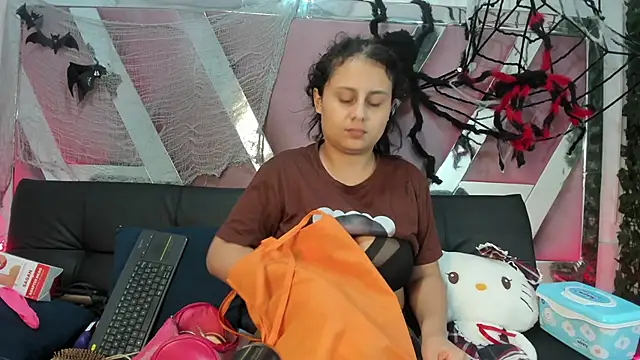 AbbyTaylorr online show from 10.28.25