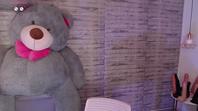 TinnaCobb online show from 04.06.26