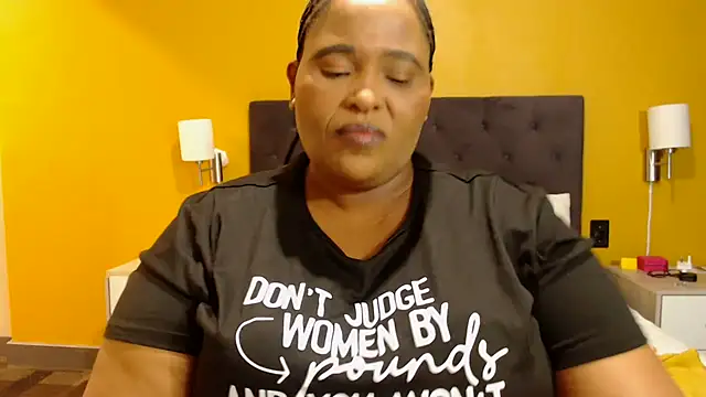Snapshot of zandile chatting on 04.29.26 zandile online show from 04.29.26