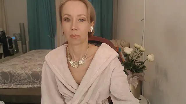 Snapshot of LuxuryNika chatting on 05.13.26 LuxuryNika online show from 05.13.26