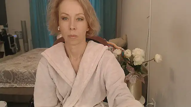 Snapshot of LuxuryNika chatting on 05.14.26 LuxuryNika online show from 05.14.26