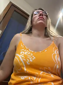 Snapshot of Gatitacarlita chatting on 12.20.25 Gatitacarlita online show from 12.20.25