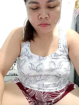 Snapshot of XXLorie_02 chatting on 04.26.26 XXLorie 02 online show from 04.26.26