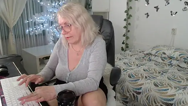 Snapshot of Ghertrude52 chatting on 04.19.26 Ghertrude52 online show from 04.19.26