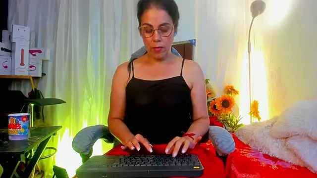 Snapshot of girasol_walton chatting on 05.18.26 girasol walton online show from 05.18.26