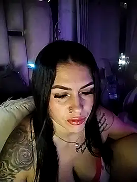 Snapshot of chelaqueen_ chatting on 05.13.26 chelaqueen online show from 05.13.26