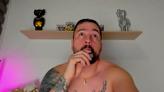 Snapshot of camilo_restrepo21 chatting on 10.17.25 camilo restrepo21 online show from 10.17.25