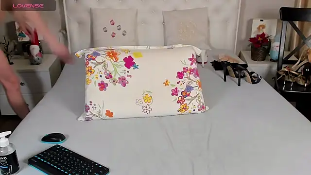 Snapshot of EvelinaX chatting on 12.22.24 EvelinaX online show from 12.22.24