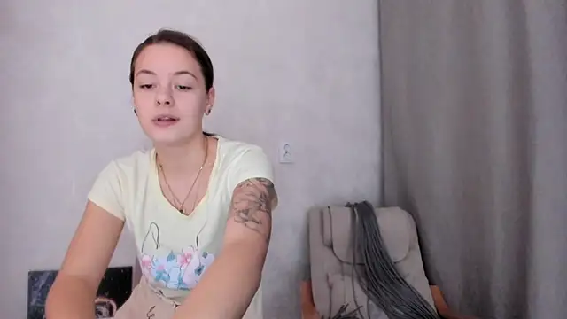 Snapshot of why_again_me chatting on 02.08.25 why again me online show from 02.08.25