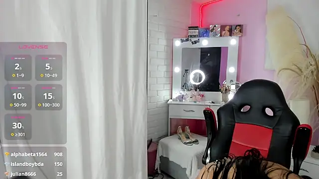 Snapshot of hollyprincess_2 chatting on 02.05.25 hollyprincess 2 online show from 02.05.25