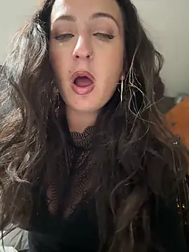 Snapshot of itsCassie chatting on 12.16.25 itsCassie online show from 12.16.25