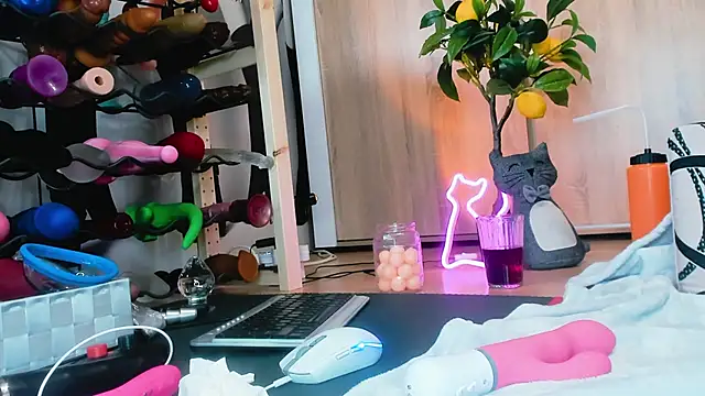 Snapshot of Anal_Queen_Mona chatting on 12.12.24 Anal Queen Mona online show from 12.12.24