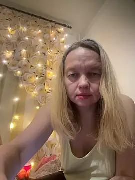 Snapshot of Susanel chatting on 12.20.24 Susanel online show from 12.20.24