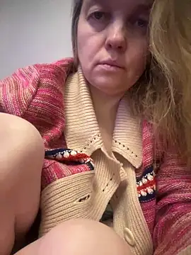 Snapshot of Susanel chatting on 12.21.24 Susanel online show from 12.21.24