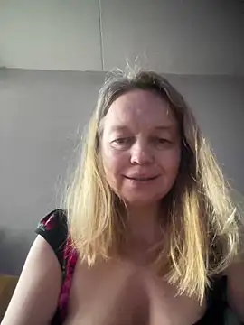 Snapshot of Susanel chatting on 12.22.24 Susanel online show from 12.22.24