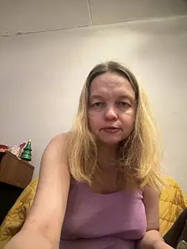 Snapshot of Susanel chatting on 12.22.24 Susanel online show from 12.22.24