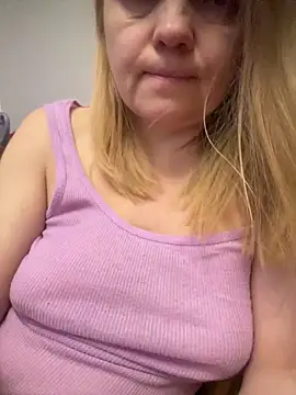 Snapshot of Susanel chatting on 12.22.24 Susanel online show from 12.22.24