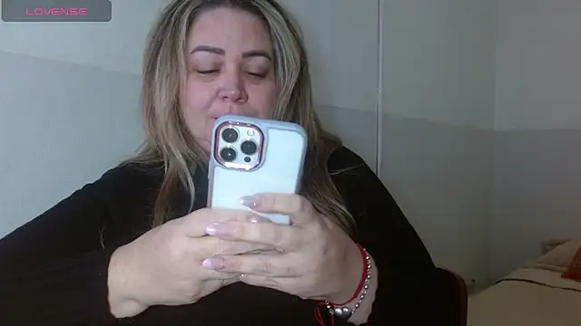 Snapshot of bella_savati chatting on 09.27.25 bella savati online show from 09.27.25