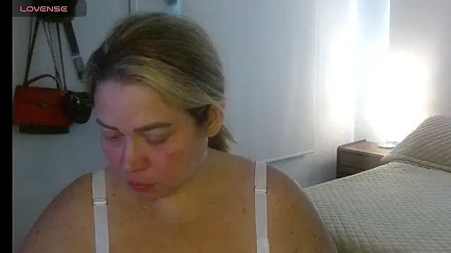 Snapshot of bella_savati chatting on 10.20.25 bella savati online show from 10.20.25