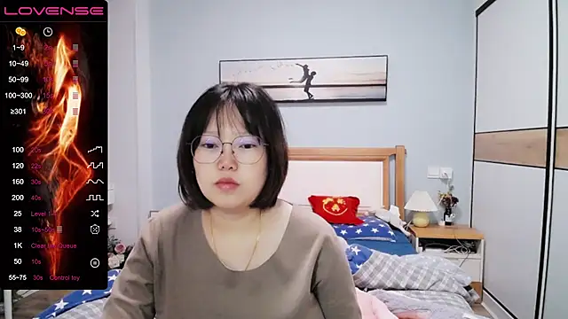 Snapshot of DianaYz chatting on 12.17.25 DianaYz online show from 12.17.25