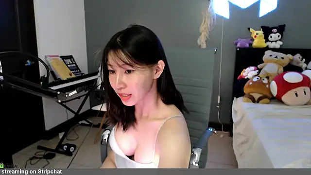 Snapshot of minarocket_ chatting on 05.19.26 minarocket online show from 05.19.26