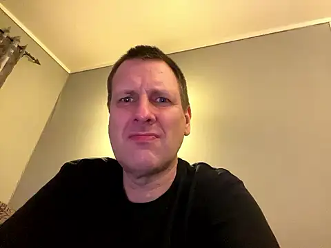 Snapshot of HuddledRemote chatting on 03.08.25 HuddledRemote online show from 03.08.25