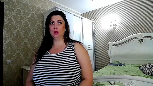 Evelyn Shy online show from 10.21.25