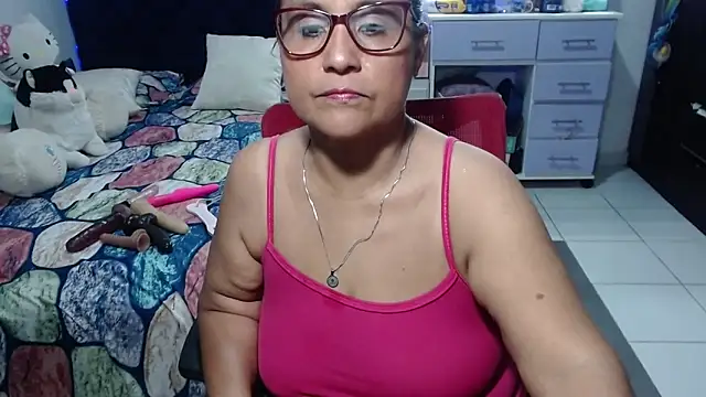 Snapshot of pervert_mommy_ chatting on 05.06.26 pervert mommy online show from 05.06.26