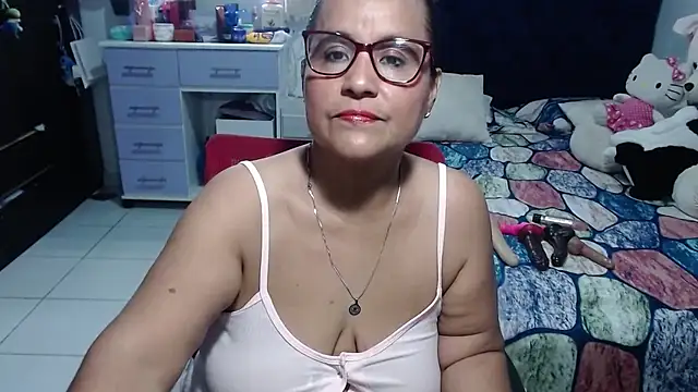 Snapshot of pervert_mommy_ chatting on 06.01.26 pervert mommy online show from 06.01.26