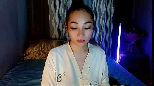 Snapshot of SweetLilly_18 chatting on 04.24.26 SweetLilly 18 online show from 04.24.26