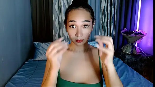 Snapshot of SweetLilly_18 chatting on 05.13.26 SweetLilly 18 online show from 05.13.26