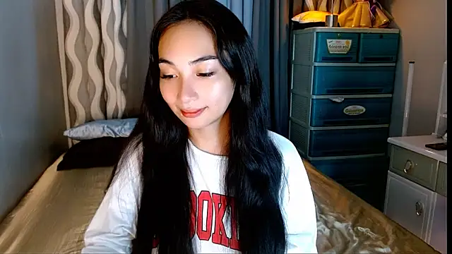 Snapshot of SweetLilly_18 chatting on 05.23.26 SweetLilly 18 online show from 05.23.26