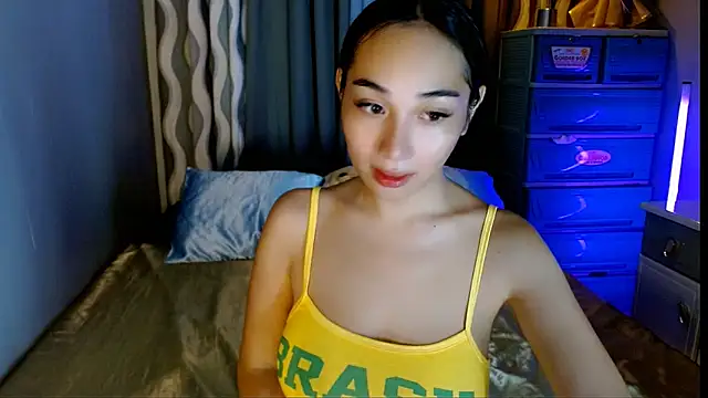 Snapshot of SweetLilly_18 chatting on 05.24.26 SweetLilly 18 online show from 05.24.26