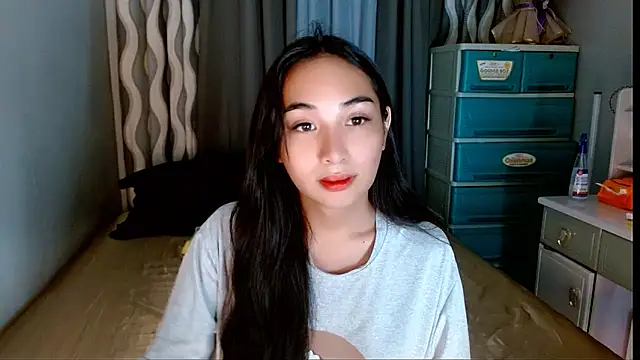 Snapshot of SweetLilly_18 chatting on 05.25.26 SweetLilly 18 online show from 05.25.26