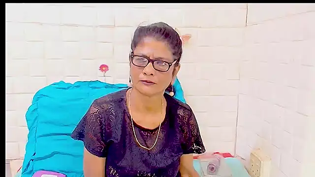 Snapshot of IndianAllure chatting on 04.01.26 IndianAllure online show from 04.01.26