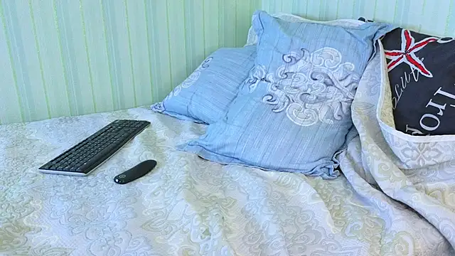  Lily  online show from 01.30.25