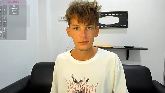 Snapshot of MiracleCam chatting on 03.28.26 MiracleCam online show from 03.28.26