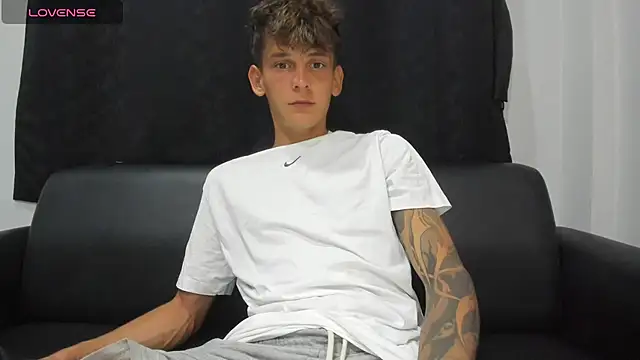 Snapshot of MiracleCam chatting on 04.06.26 MiracleCam online show from 04.06.26