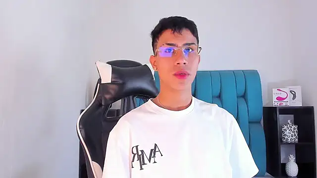 Snapshot of AlanNaughty chatting on 01.23.25 AlanNaughty online show from 01.23.25